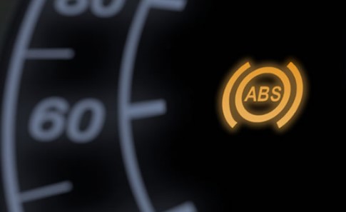Miten toimia ABS valon syttyessa